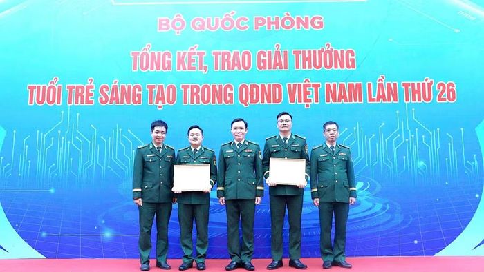 Thượng úy Nguyễn Trường Minh (thứ 2 từ trái qua) hôm chụp ảnh lưu niệm với các đồng nghiệp và chỉ huy hôm nhận giải thưởng tại Thủ đô Hà Nội. (Ảnh: ĐÌNH THẮNG)