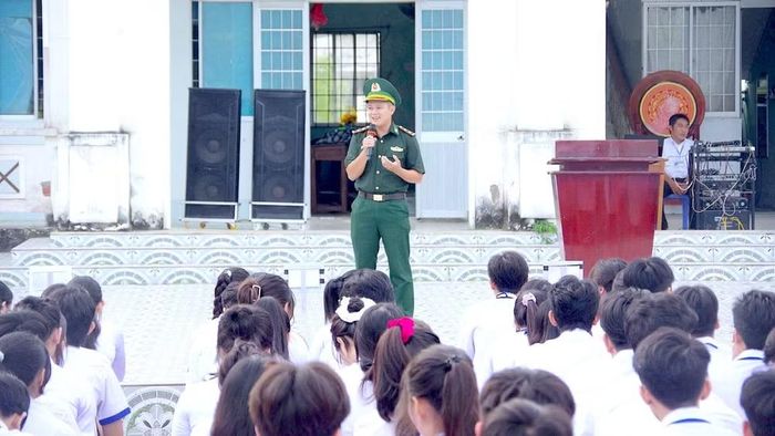 Thượng úy Nguyễn Trường Minh (đứng) tham gia tuyên truyền pháp luật về biển, đảo trong nhà trường tại địa bàn xã Đất Mũi, tỉnh Cà Mau. (Ảnh: ĐÌNH THẮNG)