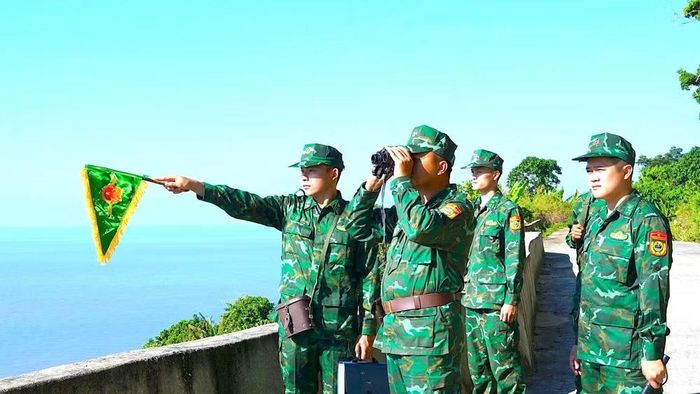 Thượng úy Nguyễn Trường Minh (bìa phải) tham gia cùng đồng đội tuần tra, canh gác quanh đảo Hòn Khoai. (Ảnh: ĐÌNH THẮNG)