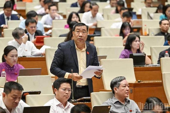 Đại biểu Thạch Phước Bình (Đoàn Vĩnh Long) phát biểu tại hội trường. (Ảnh: THỦY NGUYÊN)