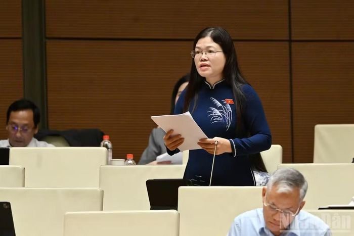 Đại biểu Lương Thị Hoa, Phó Trưởng Đoàn đại biểu Quốc hội tỉnh Thanh Hóa phát biểu tại hội trường. (Ảnh: THỦY NGUYÊN)