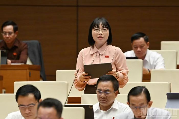 Đại biểu Nguyễn Thị Việt Nga, Phó Trưởng đoàn chuyên trách Đoàn đại biểu Quốc hội thành phố Hải Phòng phát biểu tại hội trường. (Ảnh: THỦY NGUYÊN)