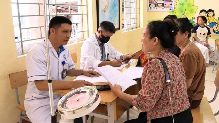 Bác sĩ Trung tâm Y tế Điện Biên khám bệnh miễn phí cho nhân dân phường Mường Thanh, tỉnh Điện Biên. (Ảnh: LÊ LAN)
