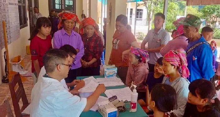 Bác sĩ Trung tâm Y tế Mường Nhé (thuộc Sở Y tế tỉnh Điện Biên) khám bệnh miễn phí cho nhân dân trên địa bàn xã Mường Nhé. (Ảnh: LÊ LAN)