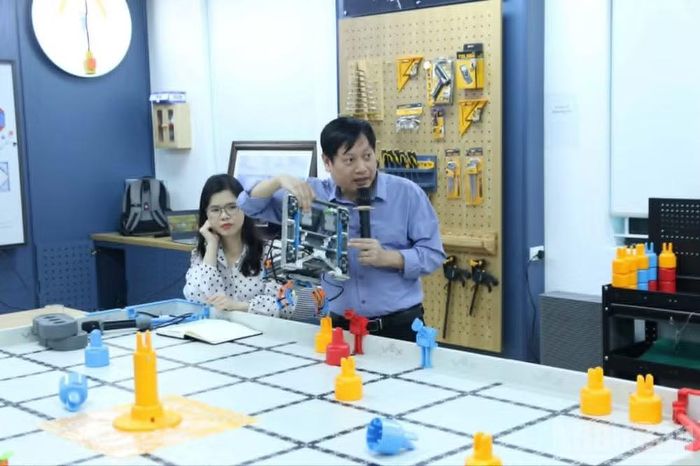 Các chuyên gia hướng dẫn trên thiết bị của phòng thực hành STEM. (Ảnh: MAI TÚ)