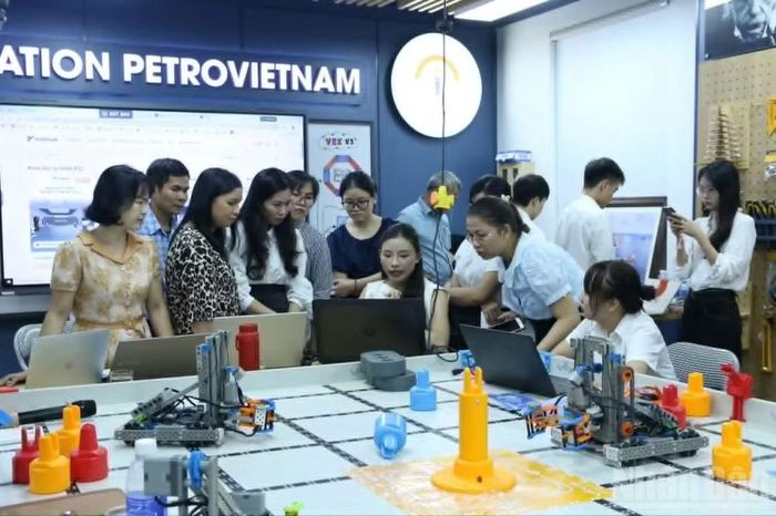 Một phòng thực hành STEM của Trường trung học cơ sở Hiệp Cường được Tập đoàn Công nghiệp-Năng lượng quốc gia Việt Nam tài trợ 3,5 tỷ đồng. (Ảnh: MAI TÚ)