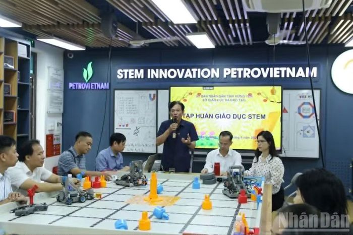 Chuyên gia đến từ Tập đoàn Geleximco trực tiếp tập huấn cho 5 trường. (Ảnh: MAI TÚ)