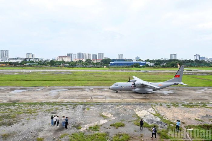 Chuyến bay đặc biệt vận chuyển hơn 7.000 mẫu hài cốt liệt sĩ từ Sân bay Tân Sơn Nhất (Thành phố Hồ Chí Minh) hạ cánh xuống Sân bay Gia Lâm (Hà Nội).