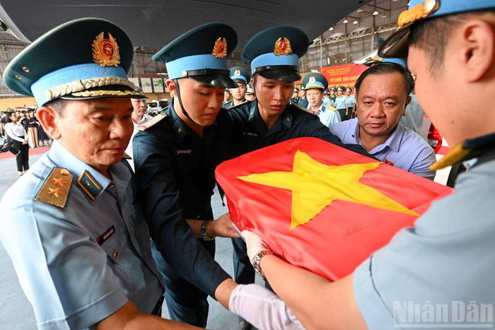 Sau khi thực hiện nghi lễ dâng hương tưởng niệm, các mẫu hài cốt liệt sĩ được chuyển tới Viện Hàn lâm Khoa học và Công nghệ Việt Nam để giám định ADN.