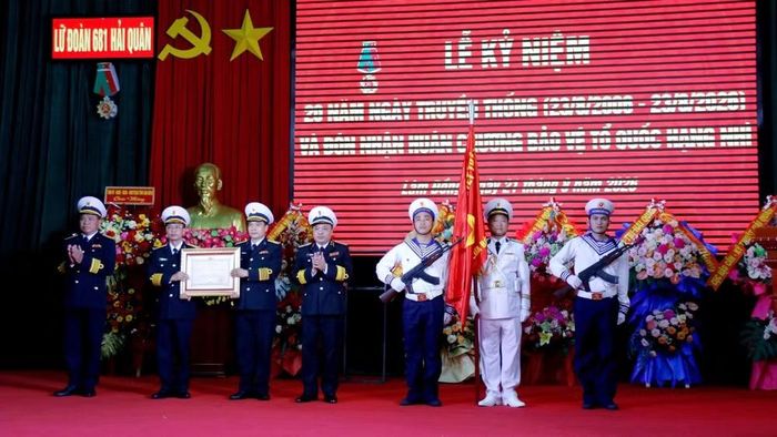 Lữ đoàn 681 đón nhận Huân chương Bảo vệ Tổ quốc hạng Nhì. (ẢNH: CTV)