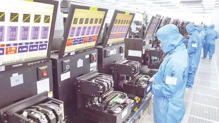 Dây chuyền sản xuất mô đun camera và linh kiện điện tử xuất khẩu tại nhà máy của Công ty TNHH MCNEX VINA (100% vốn Hàn Quốc), Khu công nghiệp Phúc Sơn, tỉnh Ninh Bình. (Ảnh: VŨ SINH)