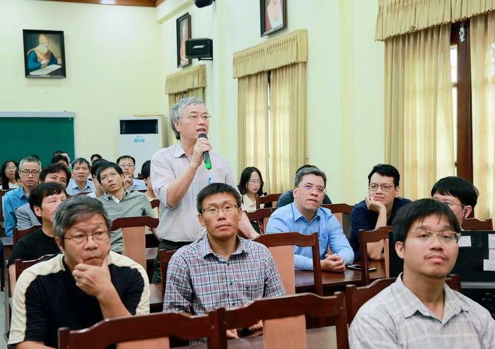 Đại biểu đặt câu hỏi trong phần thảo luận với Giáo sư Đào Hải Long. (Ảnh: Hà Tâm)