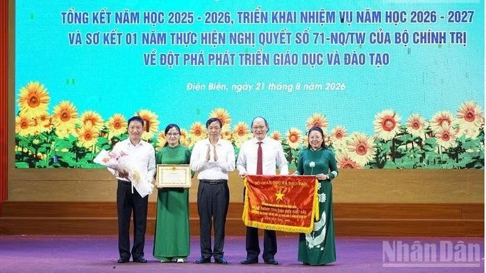 Đồng chí Lê Văn Lương, Chủ tịch Ủy ban nhân dân tỉnh Điện Biên trao Cờ thi đua của Bộ Giáo dục và Đào tạo tặng tập thể Sở Giáo dục và Đào tạo tỉnh Điện Biên có nhiều thành tích trong công tác. (Ảnh: LÊ LAN)