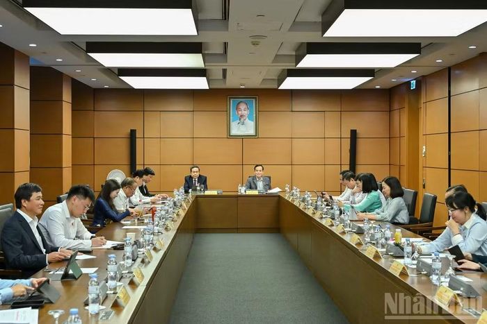 Đại biểu Quốc hội thảo luận ở Tổ. (Ảnh: THỦY NGUYÊN)