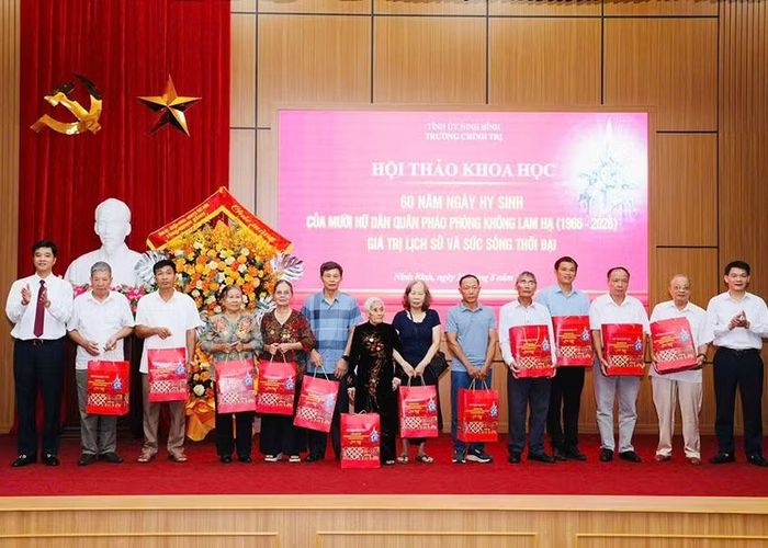 Lãnh đạo Ban Tuyên giáo Tỉnh ủy Ninh Bình và Trường Chính trị tỉnh Ninh Bình tặng quà tri ân các nhân chứng và thân nhân của các nữ dân quân Lam Hạ hy sinh. (Ảnh: Đức Lam)