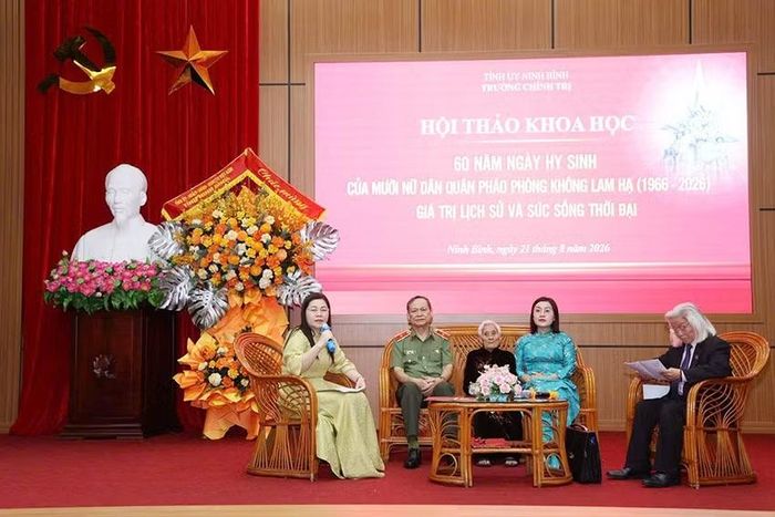 Các nhân chứng, các đại biểu tham gia thảo luận, tọa đàm tại hội thảo. (Ảnh: Đức Lam)