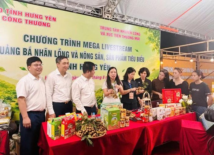 Lãnh đạo Sở Công thương tỉnh Hưng Yên chụp ảnh lưu niệm cùng Đại diện eComDX tại gian hàng livestream quảng bá nhãn lồng. (Ảnh BCT cung cấp)