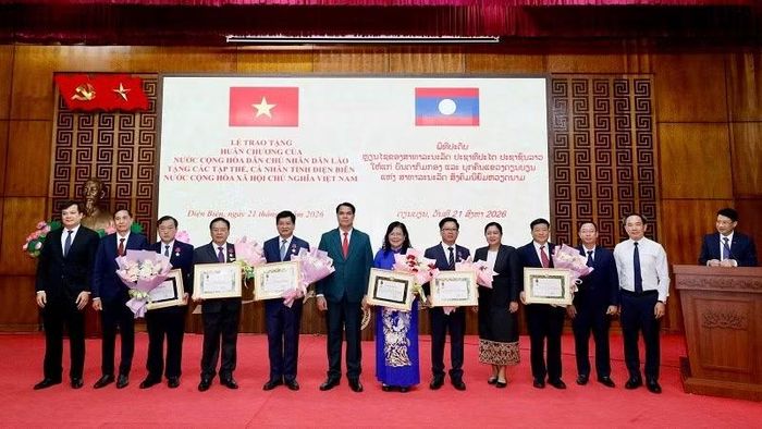 Thiếu tướng Penkhan Butcha Pheng, trao Huân chương của Chủ tịch nước Cộng hòa Dân chủ Nhân dân Lào tặng các đồng chí là lãnh đạo, nguyên lãnh đạo tỉnh Điện Biên. (Ảnh: LÊ LAN)