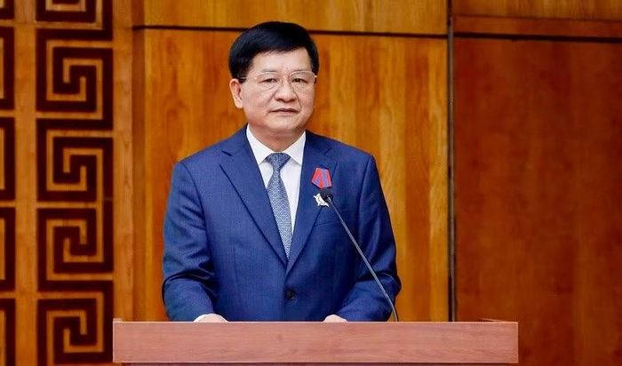 Đồng chí Lê Thành Đô, Phó Bí thư Thường trực Tỉnh ủy, Chủ tịch Hội đồng nhân dân tỉnh Điện Biên phát biểu tại buổi lễ trao tặng Huân chương của Chủ tịch Cộng hòa Dân chủ nhân dân Lào. (Ảnh: LÊ LAN)