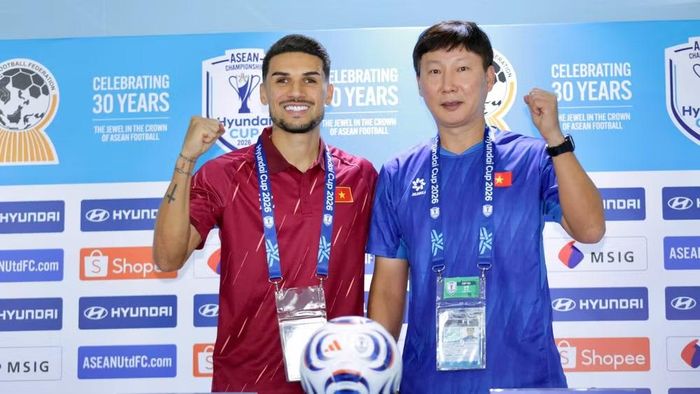 Huấn luyện viên Kim Sang Sik và tiền vệ Đỗ Hoàng Hên tại buổi họp báo trước trận chung kết lượt về. (Ảnh: VFF)