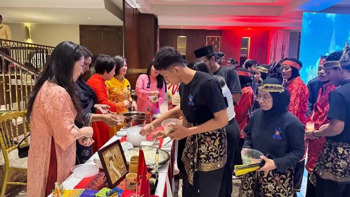 Khu trưng bày giới thiệu ẩm thực của Đại sứ quán Việt Nam thu hút sự quan tâm của đông đảo đại biểu tham dự lễ kỷ niệm.(Ảnh: Đại sứ quán Việt Nam tại Pakistan)