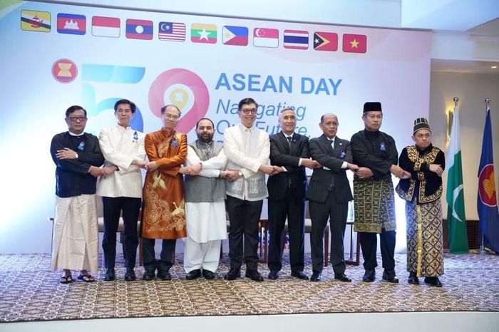 Bộ trưởng Di sản và Văn hóa Pakistan chụp ảnh cùng các Đại sứ, Cao ủy ASEAN tại Islamabad. (Ảnh: Đại sứ quán Việt Nam tại Pakistan)