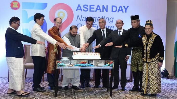 Các đại biểu tham gia cắt bánh kỷ niệm 59 năm thành lập ASEAN. (Ảnh: Đại sứ quán Việt Nam tại Pakistan)