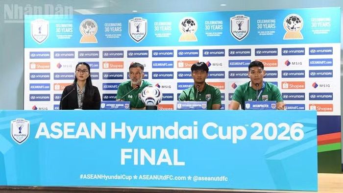 Buổi họp báo trước trận của đội tuyển Thái Lan. (Ảnh: MINH THẮNG)