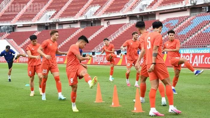 Các cầu thủ tập trung vào các bài tập thể lực nhẹ nhàng. (Ảnh: MINH THẮNG)