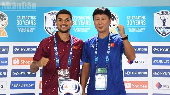 Huấn luyện viên Kim Sang Sik (bên phải) và tiền vệ Đỗ Hoàng Hên tự tin giành chiến thắng. (Ảnh: XUÂN SƠN)