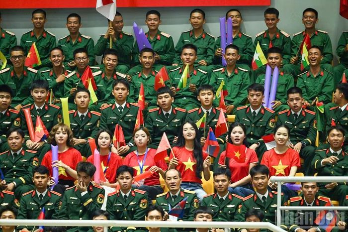 Khán giả tại Nhà Thi đấu Đông Anh.