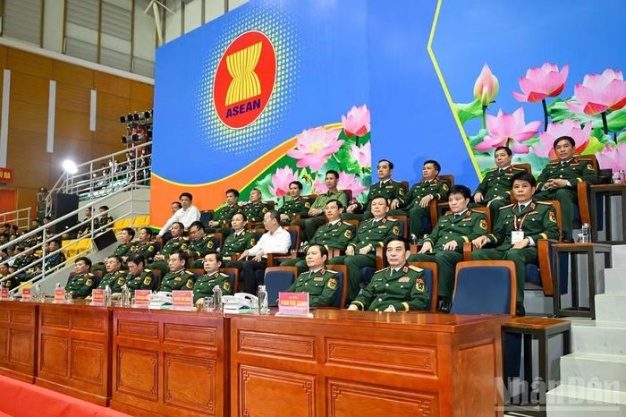 Các đại biểu tham dự lễ khai mạc.