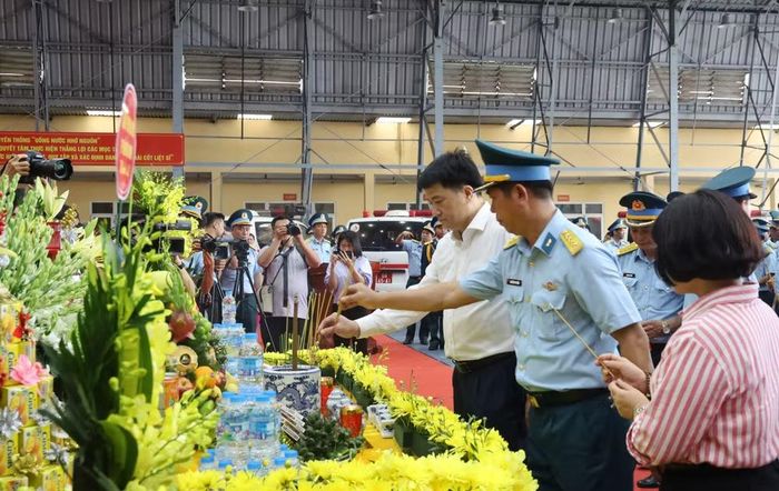 Giáo sư, Tiến sĩ Chu Hoàng Hà, Phó Chủ tịch Viện Hàn lâm thắp hương tri ân các Anh hùng liệt sĩ tại buổi lễ. (Ảnh: MINH ĐỨC)