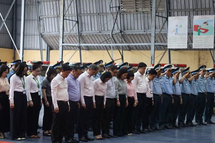 Ban Chỉ đạo Viện Hàn lâm và đại diện các đơn vị tham gia dâng hương tưởng niệm các Anh hùng liệt sĩ. (Ảnh: MINH ĐỨC)
