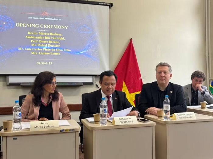 Đại sứ Bùi Văn Nghị và các đại biểu chủ trì Diễn đàn Việt Nam-Mỹ Latinh về Đổi mới sáng tạo và Chuyển đổi số. (Ảnh: Đại sứ quán Việt Nam tại Brazil cung cấp)