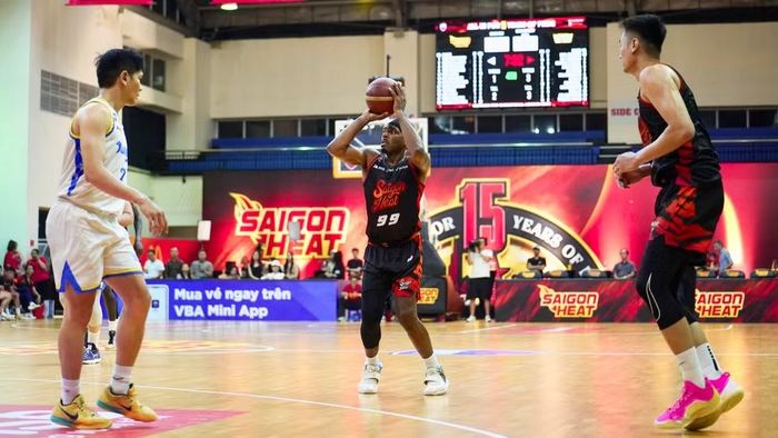 Brandis Raley-Ross ném xa vực lại thế trận cho Saigon Heat. (Ảnh: VBA)