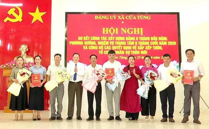 Xã Cửa Tùng công bố quyết định sắp xếp thôn, tổ chức nhân sự thôn mới. (Ảnh: Lâm Quang Huy)