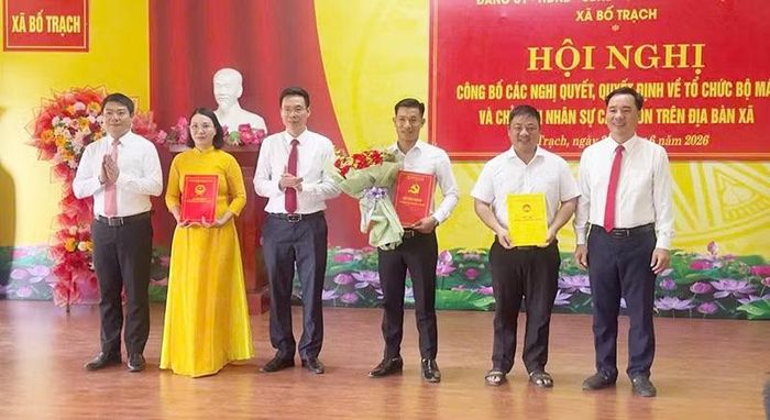 Xã Bố Trạch công bố các nghị quyết, quyết định về tổ chức bộ máy và nhân sự các thôn trên địa bàn. (Ảnh: Lâm Quang Huy)