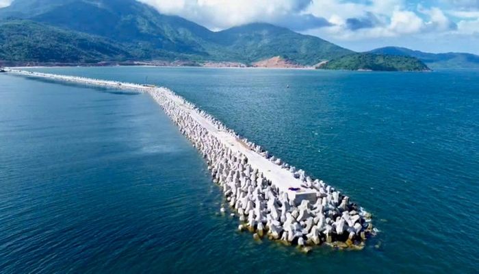 Công trình đê chắn sóng cảng Liên Chiểu (Đà Nẵng) do Tổng công ty Xây dựng Lũng Lô thi công. Ảnh: GIA MINH