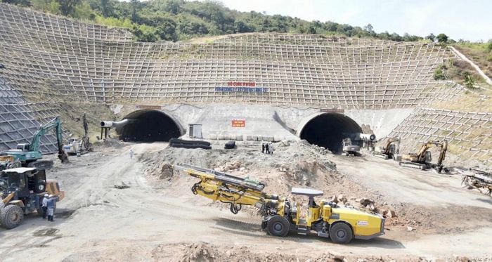 Thiết bị khoan hầm của Tổng công ty Xây dựng Lũng Lô thi công hầm Tuy An (Đắk Lắk). Ảnh: GIA MINH