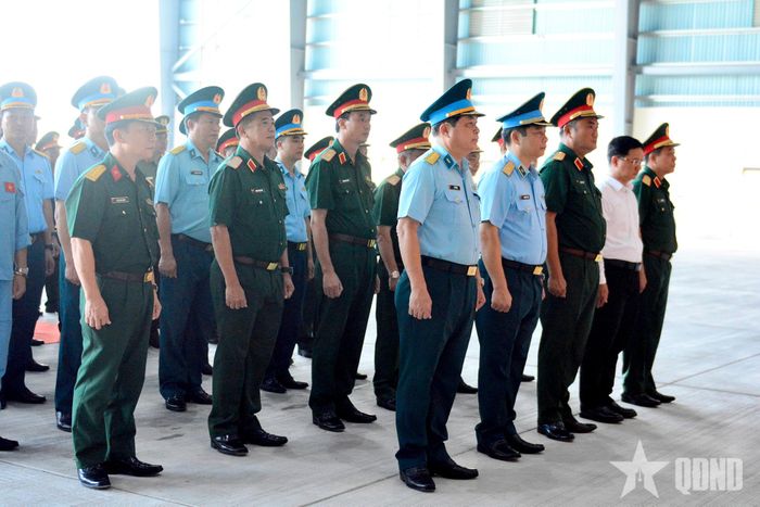 Các đại biểu thành kính tưởng niệm các anh hùng liệt sĩ.
