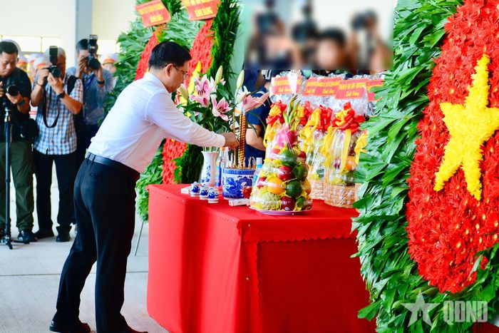  Đồng chí Nguyễn Mạnh Cường, Ủy viên dự khuyết Trung ương Đảng, Phó chủ tịch UBND TP Hồ Chí Minh, Trưởng ban Chỉ đạo 515 Thành phố dâng hương tưởng niệm các anh hùng liệt sĩ. 