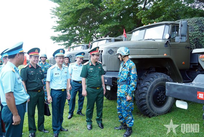 Đồng chí trưởng đoàn công tác thăm hỏi, động viên các đồng chí lái xe thực hiện trực SSCĐ. 