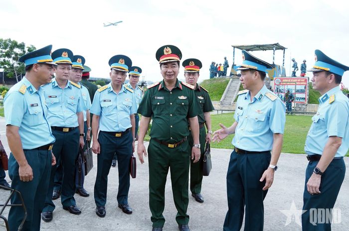 Đoàn công tác nghe báo cáo về công tác trực SSCĐ của đơn vị. 