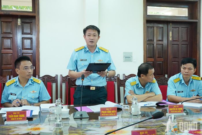  Đại diện Sư đoàn 367 báo cáo tình hình hoạt động của đơn vị.