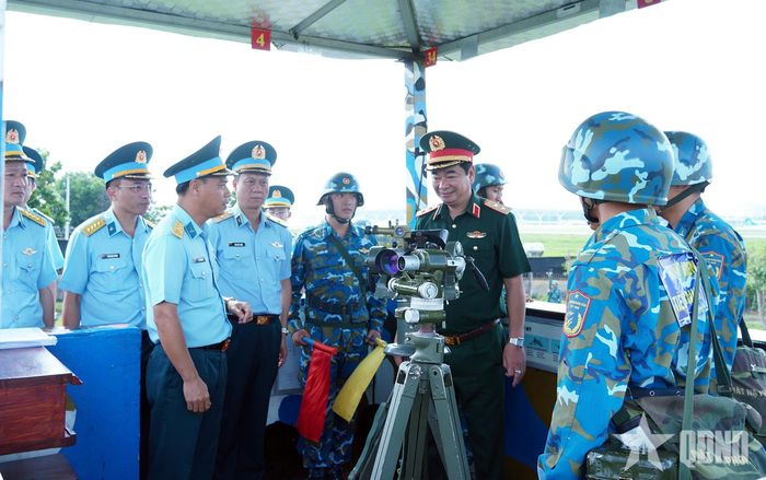 Trung tướng Trương Mạnh Dũng cùng đoàn công tác kiểm tra trận địa trực SSCĐ của một phân đội thuộc Trung đoàn 230, Sư đoàn 367. 