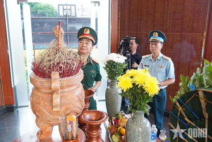 Trung tướng Trương Mạnh Dũng dâng hương tưởng niệm các anh hùng liệt sĩ. 