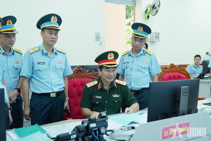  Trung tướng Trương Mạnh Dũng kiểm tra sở chỉ huy của Sư đoàn 367.