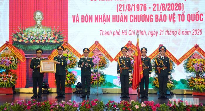 Thừa ủy quyền của Chủ tịch nước, Trung tướng Lê Văn Hướng trao Huân chương Bảo vệ Tổ quốc hạng Ba tặng Bệnh viện Quân y 4. 