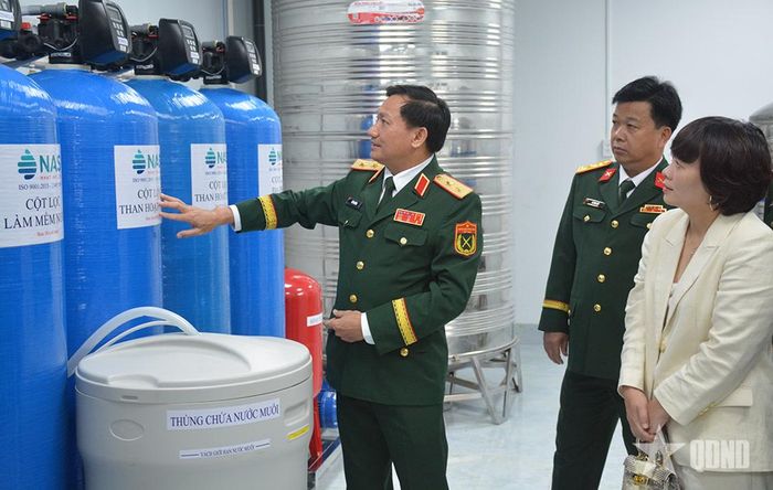  Trung tướng Lê Văn Hướng tham quan Trung tâm Thận - Lọc máu của Bệnh viện Quân y 4.